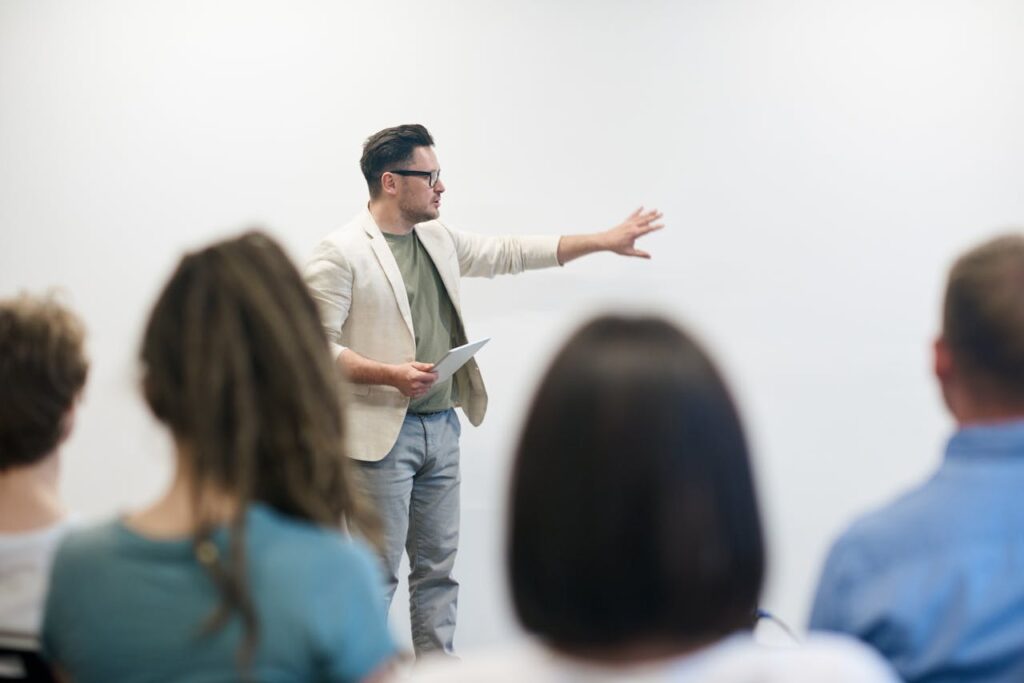 Profesor dando clase al alumnado